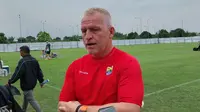 BRI Super League: Oh Ternyata Ini Alasan Pelatih Kiper Persib Jarang Gunakan Sarung Tangan Saat Melatih Teja Paku Alam dkk